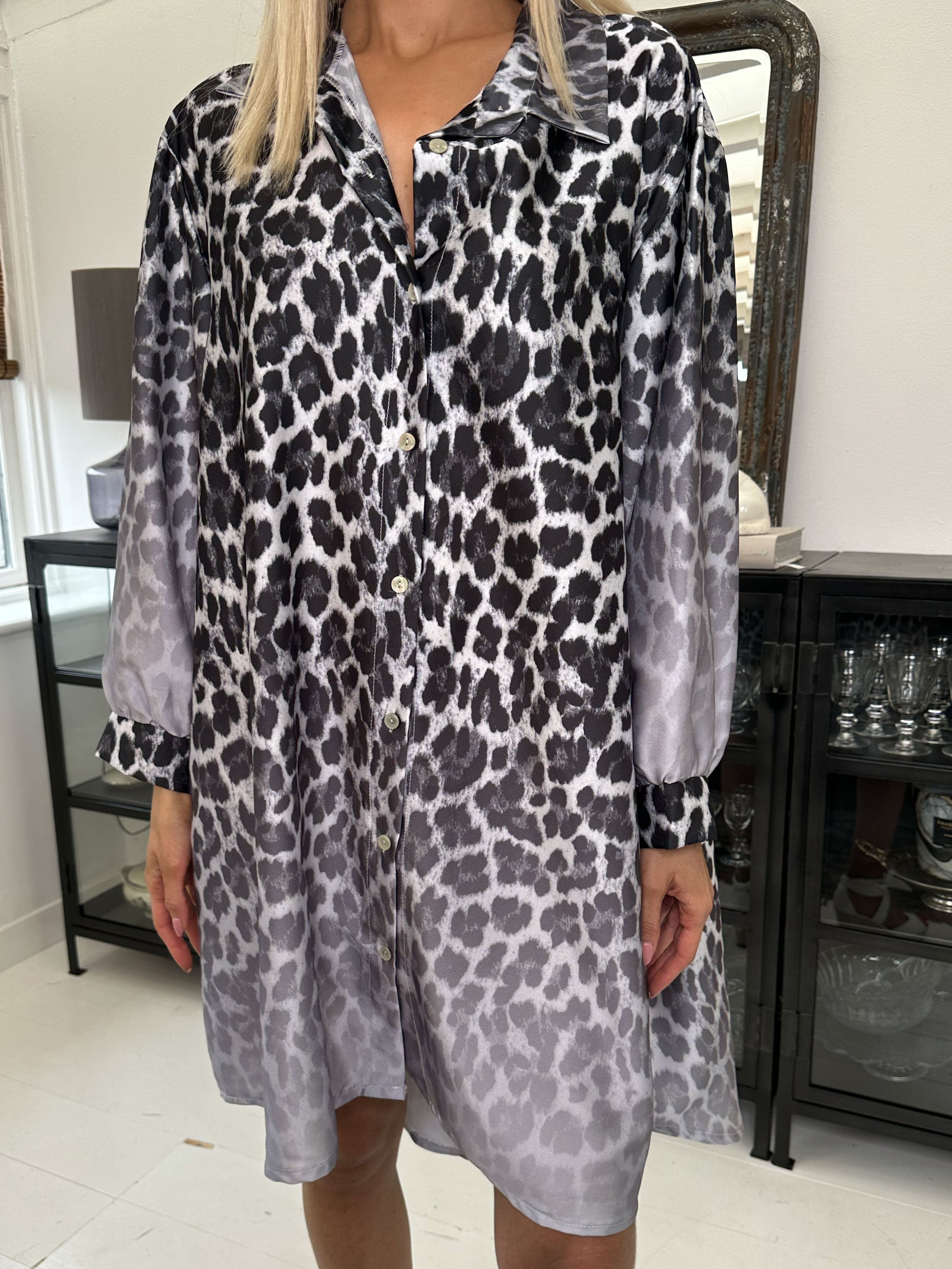 Anemone - Leopardskjorta i silkeslook